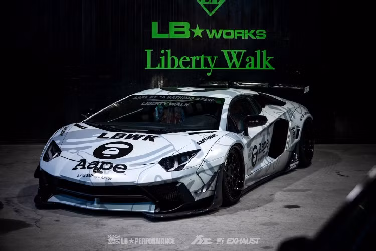 Tại thị trường Việt Nam, giá siêu xe Lamborghini Aventador LP700-4 khoảng hơn 20 tỷ đồng. Bên cạnh đó, mẫu siêu xe Lamborghini Aventador LP700-4 độ khủng cũng có vài chiếc đang lăn bánh.