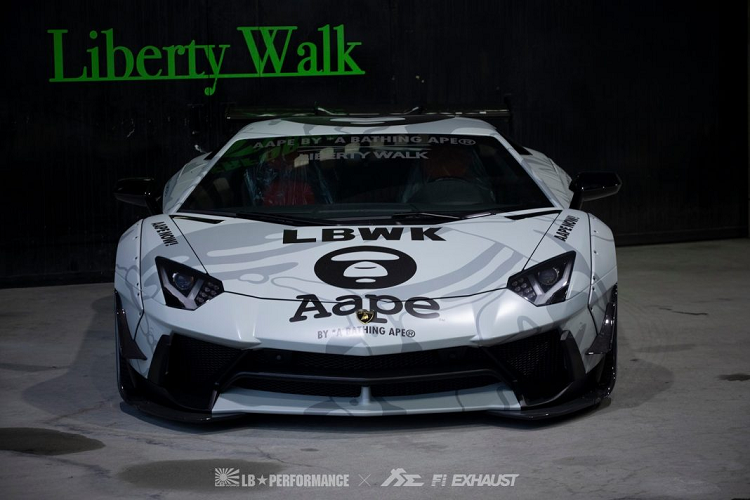 Ngoại thất của chiếc Aventador này đã được nâng cấp với gói độ LB-WORKS Limited Edition dành riêng cho mẫu xe này và chỉ được sản xuất giới hạn 50 bộ trên toàn thế giới. Với gói độ này, ngoại thất cảu xe sẽ nổi bật với những chi tiết được cường hóa đặc biệt như líp cản trước, khuếch tán sau cũng như líp ốp hông xe.