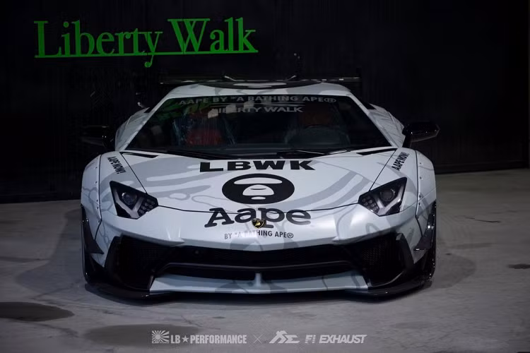 Ngoại thất của chiếc Aventador này đã được nâng cấp với gói độ LB-WORKS Limited Edition dành riêng cho mẫu xe này và chỉ được sản xuất giới hạn 50 bộ trên toàn thế giới. Với gói độ này, ngoại thất cảu xe sẽ nổi bật với những chi tiết được cường hóa đặc biệt như líp cản trước, khuếch tán sau cũng như líp ốp hông xe.