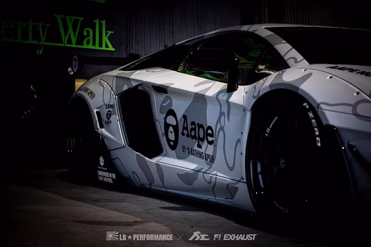 Cùng với những chi tiết này là những chi tiết quen thuộc như bộ ốp làm rộng thân xe ở các vòm bánh xe. Cùng với đó là một cánh gió lớn phía sau được gắn ngay trên đuôi xe thay vì vòng ra từ phía sau và năp ca-pô mới, được làm bằng sợi carbon.