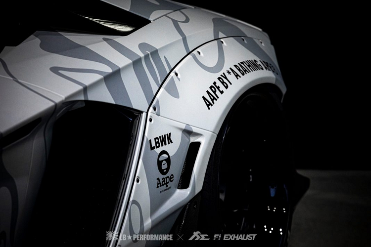 Sức mạnh này được truyền đến cả bốn bánh xe thông qua hộp số ly hợp đơn 7 cấp, nhờ đó, Aventador LP700-4 có khả năng tăng tốc lên 100 km/h chỉ trong 2,8 giây và tốc độ tối đa mà xe đạt được là 350 km/h.