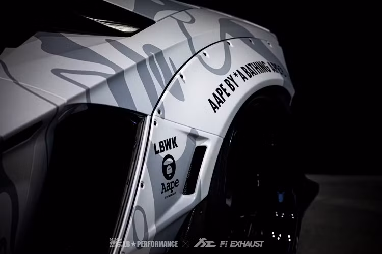 Sức mạnh này được truyền đến cả bốn bánh xe thông qua hộp số ly hợp đơn 7 cấp, nhờ đó, Aventador LP700-4 có khả năng tăng tốc lên 100 km/h chỉ trong 2,8 giây và tốc độ tối đa mà xe đạt được là 350 km/h.