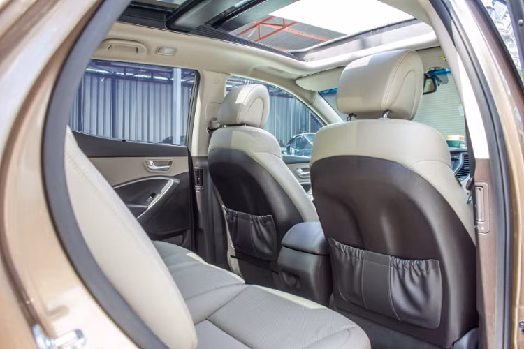 Sức mạnh được truyền xuống 2 cầu (4WD) thông qua hộp số tự động 6 cấp. So với phiên bản cũ đời 2015, động cơ dầu đời 2016 đã được nâng cấp công suất thêm 5 mã lực và mô-men xoắn lớn hơn được ở vòng tua sớm. Động cơ dầu 2.2L của Hyundai được đông đảo người dùng đánh giá cao ở độ bền bỉ và tiết kiệm nhiên liệu.