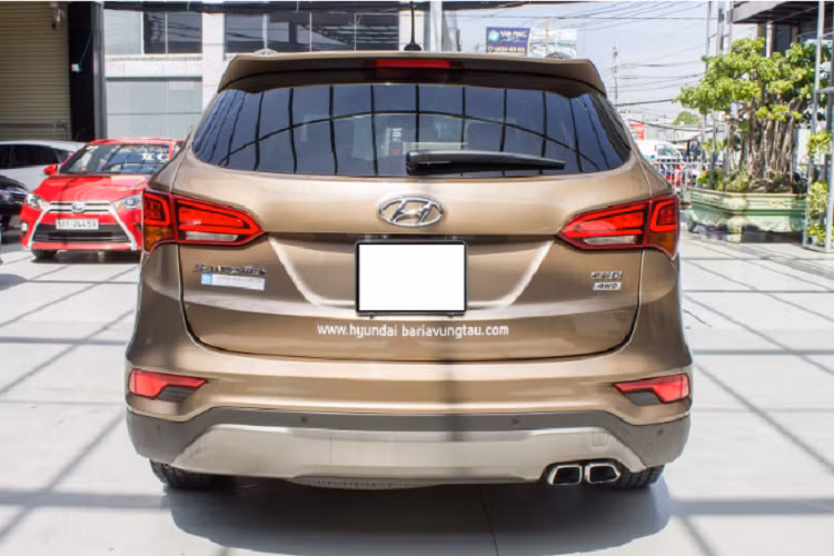 Có mặt tại Việt Nam từ năm 2007, trải qua gần 15 năm có mặt trên thị trường, dòng xe SUV Hyundai SantaFe đã gầy dựng được một vị thế vững chắc trong phân khúc, SantaFe đã được đông đảo khách hàng tín nhiệm và đánh giá cao, đặc biệt là phiên bản máy dầu bền bỉ và kinh tế.