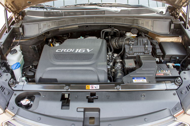 Mặc dù SantaFe đã bước sang thế hệ thứ 4, nhưng thế hệ thứ 3 vẫn khá bền dáng, bên cạnh khả năng vận hành ổn định đã được kiểm chứng. Nhờ đó, SantaFe đời này vẫn rất giữ giá trong phân khúc. Tại thời điểm năm 2016, mẫu xe Hyundai SantaFe máy dầu 7 chỗ full options (2.2L CRDi 4WD) có giá khoảng 1,3 tỷ đồng.