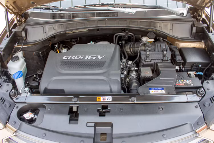 Mặc dù SantaFe đã bước sang thế hệ thứ 4, nhưng thế hệ thứ 3 vẫn khá bền dáng, bên cạnh khả năng vận hành ổn định đã được kiểm chứng. Nhờ đó, SantaFe đời này vẫn rất giữ giá trong phân khúc. Tại thời điểm năm 2016, mẫu xe Hyundai SantaFe máy dầu 7 chỗ full options (2.2L CRDi 4WD) có giá khoảng 1,3 tỷ đồng.