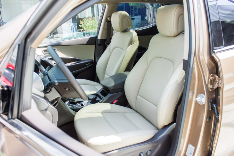 Hyundai SantaFe 2016 phiên bản máy dầu sử dụng động cơ dầu 4cyl thẳng hàng, dung tích 2.2L CRD-i tăng áp điều khiển điện tử eVGT cho công suất tối đa 202 mã lực tại vòng tua 3.800 vòng/phút, và mô-men xoắn 441 Nm tại 1.750 - 2.750 vòng/phút.