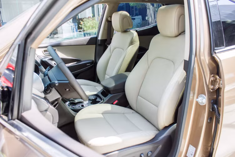 Hyundai SantaFe 2016 phiên bản máy dầu sử dụng động cơ dầu 4cyl thẳng hàng, dung tích 2.2L CRD-i tăng áp điều khiển điện tử eVGT cho công suất tối đa 202 mã lực tại vòng tua 3.800 vòng/phút, và mô-men xoắn 441 Nm tại 1.750 - 2.750 vòng/phút.