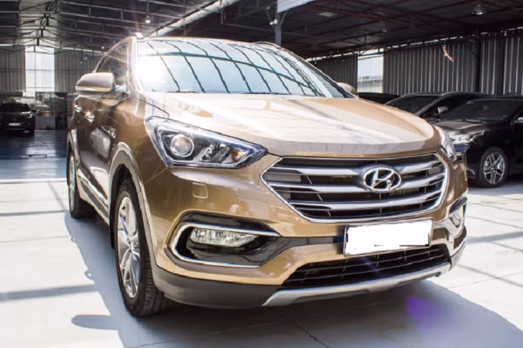 Thế hệ thứ 3 của dòng Hyundai SantaFe tại Việt Nam đã bắt đầu được Hyundai Thành Công (hiện tại là TC Motor) lắp ráp trong nước từ cuối năm 2014, SantaFe lắp ráp trong nước có giá bán hấp dẫn, rẻ hơn xe nhập Hàn từ 150 - 250 triệu đồng.