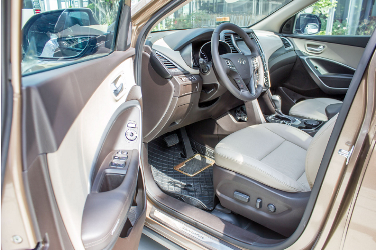 Sau gần 4 năm lăn bánh, đồng hồ ODO dừng lại ở mức 50.000 km nhưng người bán vẫn tự tin chào giá xe Hyundai SantaFe 2016 tới 880 triệu đồng, số tiền đủ để “đập hộp” một chiếc Kia Sorento bản máy xăng 1 cầu mới. Làm một chút so sánh, một chiếc xe Nhật như Honda CR-V phiên bản full 2.4L có giá 1,1 tỷ đồng thời điểm 2016, nhưng hiện tại giá trên thị trường xe cũ chỉ giao động trong khoảng từ 770 đến 820 triệu đồng.