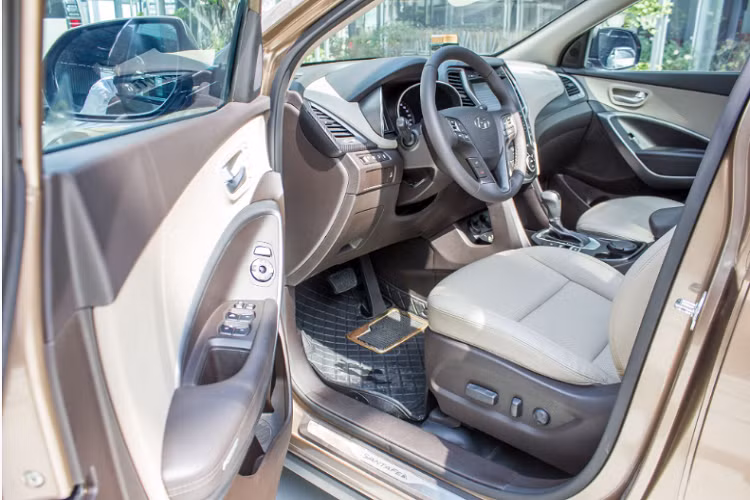 Sau gần 4 năm lăn bánh, đồng hồ ODO dừng lại ở mức 50.000 km nhưng người bán vẫn tự tin chào giá xe Hyundai SantaFe 2016 tới 880 triệu đồng, số tiền đủ để “đập hộp” một chiếc Kia Sorento bản máy xăng 1 cầu mới. Làm một chút so sánh, một chiếc xe Nhật như Honda CR-V phiên bản full 2.4L có giá 1,1 tỷ đồng thời điểm 2016, nhưng hiện tại giá trên thị trường xe cũ chỉ giao động trong khoảng từ 770 đến 820 triệu đồng.