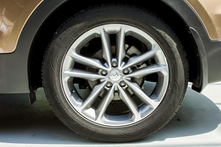 Từ trước đến nay, dù xe nhập Hàn hay lắp ráp - Hyundai SantaFe máy dầu luôn rất được lòng khách hàng Việt, khi nó dung hoà được nhiều yếu tố như thiết kế bền dáng, trang bị đầy đủ “đồ chơi” và động cơ dầu mạnh mẽ, lành tính và tiết kiệm. Hyundai SantaFe máy dầu vẫn được nhiều khách hàng Việt tự tin lựa chọn để sử dụng phục vụ gia đình. Nếu không đâm đụng hay ngập nước, thì mức ODO 50.000km của chiếc SantaFe máy dầu 2.2L thực sự không đáng để khách hàng Việt bận tâm.