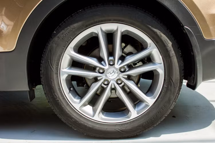 Từ trước đến nay, dù xe nhập Hàn hay lắp ráp - Hyundai SantaFe máy dầu luôn rất được lòng khách hàng Việt, khi nó dung hoà được nhiều yếu tố như thiết kế bền dáng, trang bị đầy đủ “đồ chơi” và động cơ dầu mạnh mẽ, lành tính và tiết kiệm. Hyundai SantaFe máy dầu vẫn được nhiều khách hàng Việt tự tin lựa chọn để sử dụng phục vụ gia đình. Nếu không đâm đụng hay ngập nước, thì mức ODO 50.000km của chiếc SantaFe máy dầu 2.2L thực sự không đáng để khách hàng Việt bận tâm.