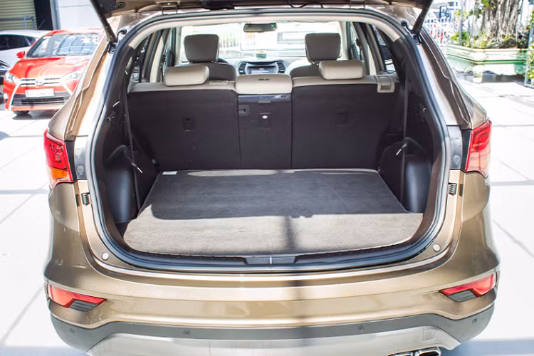 Là phiên bản cao cấp, SantaFe 2.2L 4WD được trang bị options “đụng nóc” với nhiều trang bị hấp dẫn vốn là thế mạnh cạnh tranh của xe Hàn như: cửa sổ trời toàn cảnh (panorama), hệ thống âm thanh 6 loa, dàn lạnh riêng bố trí cho hàng ghế thứ 3, trang bị chìa khóa thông minh và khởi động bằng nút bấm Start/Stop. Ngay chính giữa bảng táp lô là màn hình DVD 8 inch tích hợp camera lùi và bản đồ dẫn đường Việt Nam (chính hãng), cốp điện điều khiển từ xa...