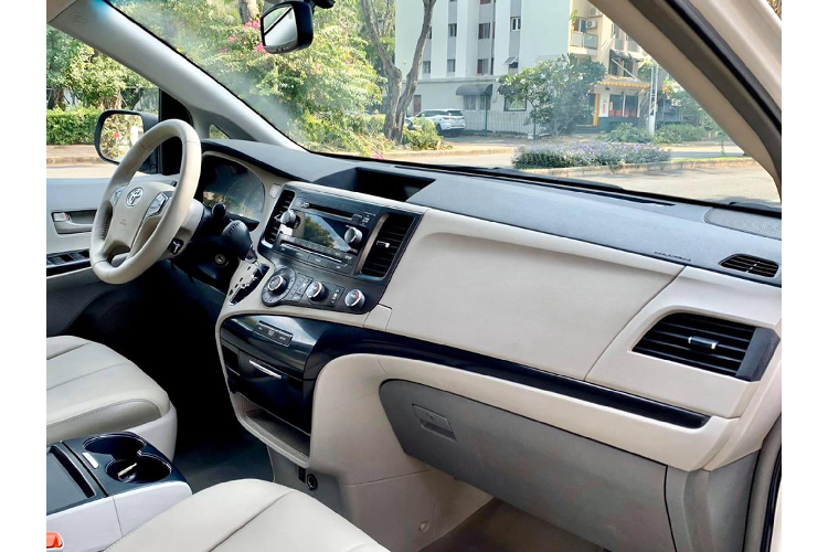 Sức mạnh được truyền xuống cầu trước (FWD) hoặc bốn bánh (AWD). Tại thời điểm ra mắt, Sienna là dòng xe duy nhất trong phân khúc có tùy chọn hệ dẫn động bốn bánh. Ở mọi phiên bản, xe đều sử dụng kết hợp hộp số tự động 6 cấp (6 AT) mới thay cho hộp số 5 cấp cũ. Ngoài ra, ở phiên bản Tiêu Chuẩn thấp hơn, Sienna dùng động cơ 4cyl 2.7L N/A.