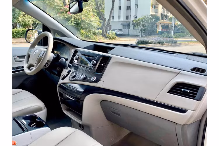 Sức mạnh được truyền xuống cầu trước (FWD) hoặc bốn bánh (AWD). Tại thời điểm ra mắt, Sienna là dòng xe duy nhất trong phân khúc có tùy chọn hệ dẫn động bốn bánh. Ở mọi phiên bản, xe đều sử dụng kết hợp hộp số tự động 6 cấp (6 AT) mới thay cho hộp số 5 cấp cũ. Ngoài ra, ở phiên bản Tiêu Chuẩn thấp hơn, Sienna dùng động cơ 4cyl 2.7L N/A.