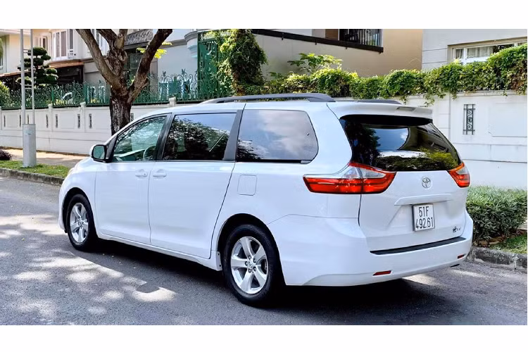 Xe đi kèm với nhiều trang bị an toàn như chống bó cứng phanh (ABS), phân phối lực phanh điện tử (EBD), hỗ trợ phanh (BA), ổn định thân xe (VSC), kiểm soát lực kéo (TRAC) và 7 túi khí.