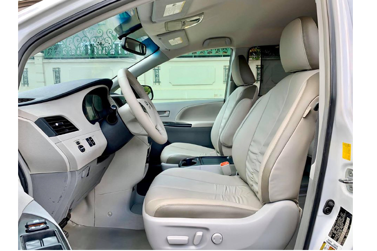 Chiếc Toyota Sienna đời 2010 này thuộc phiên bản đầu tiên của thế hệ Sienna thứ 3, và hiện tại dòng này đã bước sang phiên bản nâng cấp facelift. Xe sử dụng động cơ xăng V6 dung tích 3.5L hút khí tự nhiên cho công suất tối đa 266 mã lực tại 6.200 vòng/phút và mô-men xoắn cực đại 333Nm có được từ 4.700 vòng/phút.