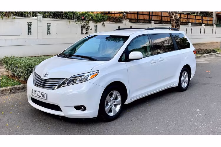 Tại Việt Nam, hiện tại một chiếc Toyota Sienna đời mới nhập khẩu tư nhân từ thị trường Mỹ có mức giá không hề rẻ, ngót nghét hơn 4 tỷ cho một chiếc phiên bản Limited sử dụng động cơ V6 3.5L. Vì giá cao, nên dòng Sienna mới được nhập về Việt Nam khá hạn chế, khiến dòng xe này không phổ biến như trước