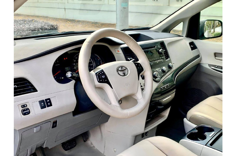 Sienna được ưa chuộng bởi sự tiện dụng, nội thất rộng rãi, linh hoạt, nó luôn là một trong những lựa chọn làm phương tiện đi lại hàng đầu của các gia đình có kinh tế khá giả.