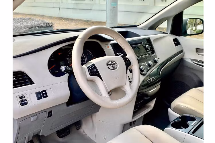 Sienna được ưa chuộng bởi sự tiện dụng, nội thất rộng rãi, linh hoạt, nó luôn là một trong những lựa chọn làm phương tiện đi lại hàng đầu của các gia đình có kinh tế khá giả.