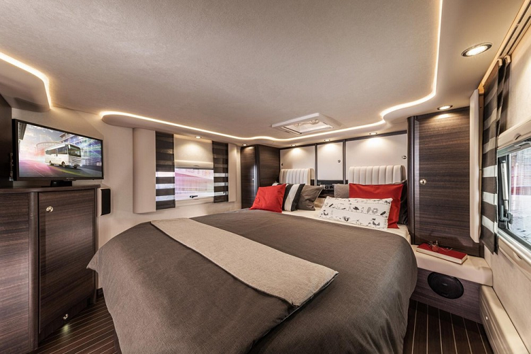 Khu vực bếp có đầy đủ trang bị với bếp ga, bồn rửa thép không gỉ và một tủ lạnh/tủ đông. Những chi tiết nổi bật khác bao gồm máy pha cà phê và các tùy chọn như lò vi sóng và máy rửa bát đĩa.