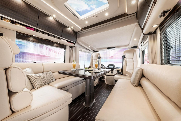 Bước vào bên trong, người sử dụng sẽ được chào đón bởi một không gian nội thất cực tiện nghi và sang trọng. Khu vực sinh hoạt chính của xe trông giống như một phòng khách gia đình với những chiếc ghế đệm êm ái và một cái bàn cứng cáp ở vị trí trung tâm.