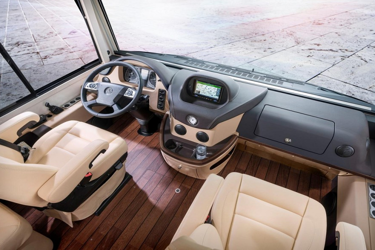 Được chế tạo dựa trên Mercedes Atego, chiếc motorhome Concorde Liner sang trọng đến từ công ty Concorde này là một công cụ giải thoát cuộc sống nơi đô thị tuyệt vời bởi nó có đầy đủ tiện nghi của một căn nhà cũng như một vài bất ngờ hấp dẫn.