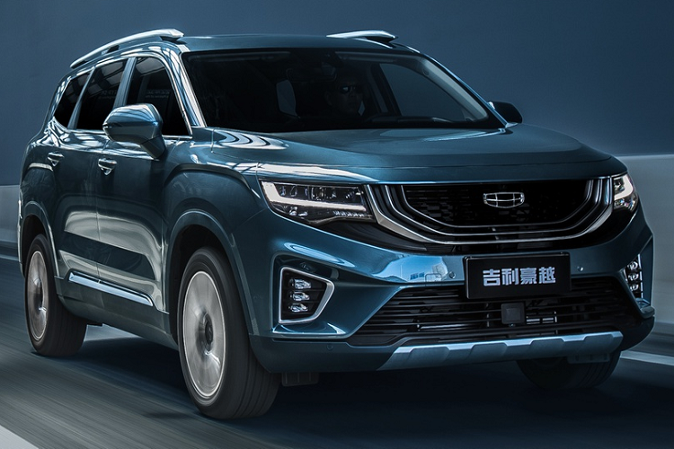 Geely cho biết khoang hành lý của VX11 đủ sức chứa một tủ lạnh hoặc TV LCD cỡ lớn. Một số trang bị tiện nghi khác trên xe bao gồm điều hòa 4 vùng, cửa gió riêng cho hàng ghế sau, hệ thống đèn nội thất, ghế bọc da...