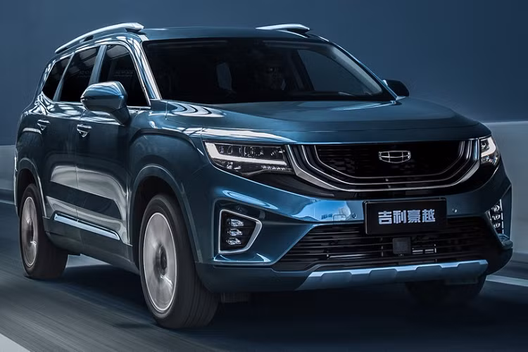 Geely cho biết khoang hành lý của VX11 đủ sức chứa một tủ lạnh hoặc TV LCD cỡ lớn. Một số trang bị tiện nghi khác trên xe bao gồm điều hòa 4 vùng, cửa gió riêng cho hàng ghế sau, hệ thống đèn nội thất, ghế bọc da...