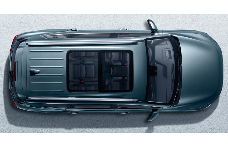 Tổng thể tích không gian của xe là 2.370 lít cho biến thể 5 chỗ và 2.050 lít trên bản 7 chỗ khi gập 2 hàng ghế. Hai hàng ghế sau có thể kết hợp với nhau tạo thành giường đôi.