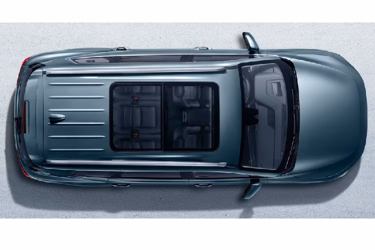 Tổng thể tích không gian của xe là 2.370 lít cho biến thể 5 chỗ và 2.050 lít trên bản 7 chỗ khi gập 2 hàng ghế. Hai hàng ghế sau có thể kết hợp với nhau tạo thành giường đôi.