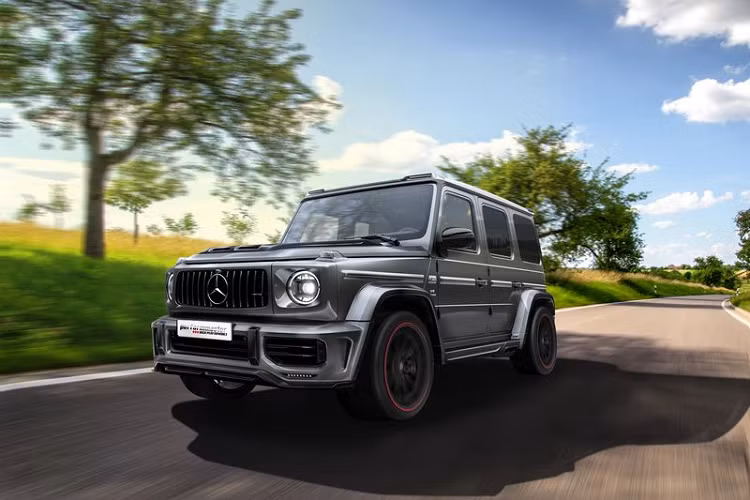 Nhưng khi có sự "nhúng tay" của PerformanceMaster, Mercedes-AMG G63 2020 độ có sức mạnh mới và dễ dàng tăng tốc từ 0 - 96 km/h chỉ trong 3,9 giây trước khi cán tốc độ tối đa 260 km/h.