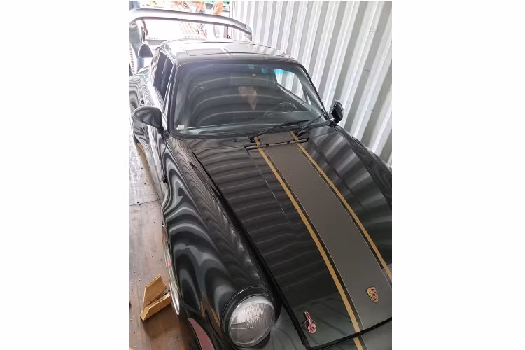 Đầu tiên chính là bộ body kit trên chiếc Porsche 930 Turbo này được nâng cấp lên của phiên bản Porsche 964 Turbo. Ngoài ra, ngoại thất còn có các chi tiết độ của hãng RUF như tem, mâm và cánh gió đuôi phía sau khổng lồ. Riêng bộ mâm độ 19 inch của RUF đi kèm cặp kẹp phanh Brembo.