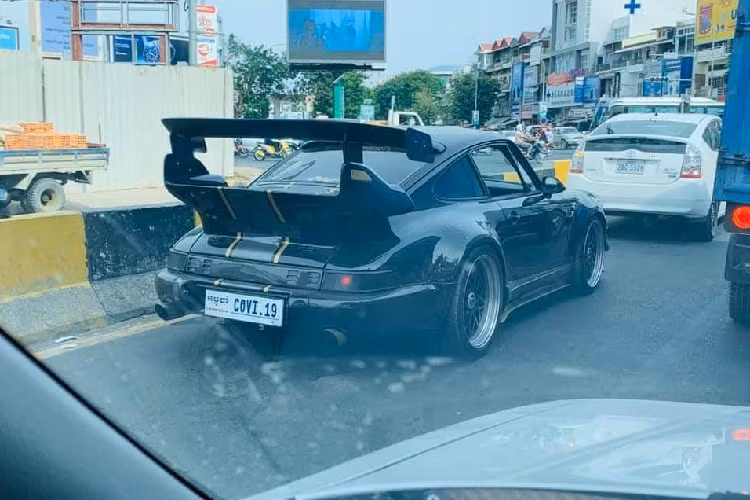 Cụ thể, chiếc biển số của mẫu xe thể thao Porsche 930 Turbo có gói độ RUF do người Việt nhập khẩu về Campuchia và rất có thể sẽ sớm xuất hiện tại dải đất hình chữ S là "CoVi.19". Khi lăn bánh trên đường phố của nước bạn, chiếc xe thể thao Porsche 930 Turbo biển CoVi.19 đã thu hút không ít sự chú ý của người dân đi đường.