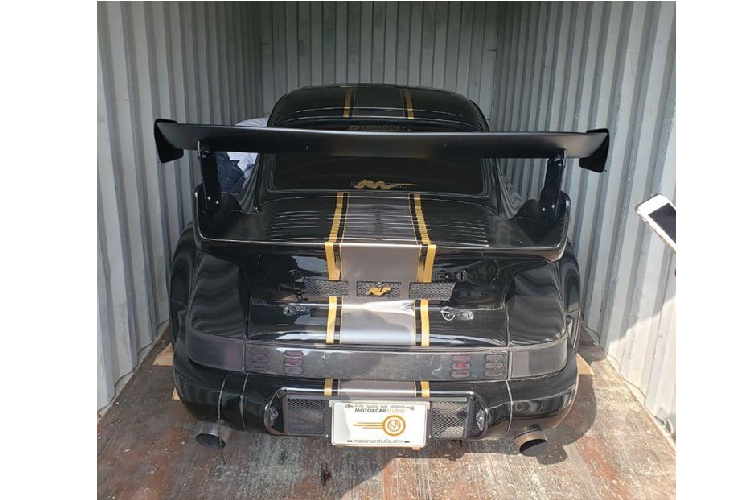 Bên trong khoang lái chiếc xe Porsche 930 Turbo đời 1987 độ RUF có nội thất với ghế thể thao, dạng xe đua của hãng Bride đến từ Nhật Bản, khung chống lật, vô-lăng của hãng RUF, đồng hồ độ và cả hộp số 5 cấp Dogleg cũng được bổ sung vào.