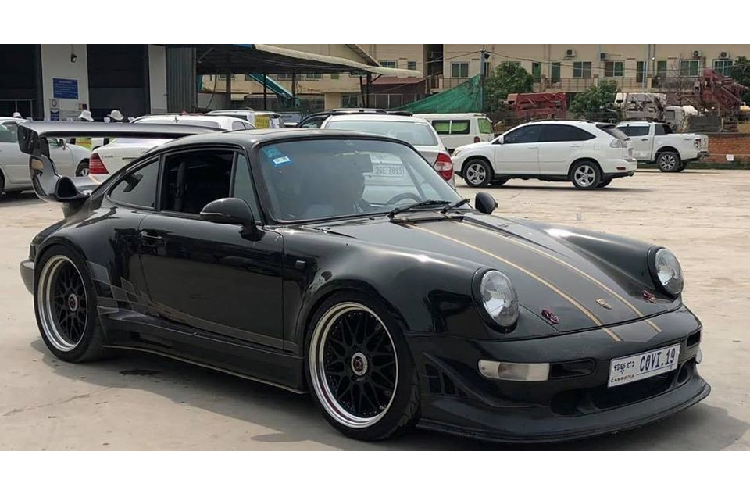 Biển số của chiếc Porsche 930 Turbo được cho mang tính rất thời sự trong tình hình dịch Covid-19 vẫn đang diễn biến khá phức tạp. Mãi đến nay, chiếc xe thể thao Porsche 930 Turbo có gói độ RUF cùng nội công được cho đã nâng cấp lên đến 500 mã lực đã có biển kiểm soát. Chiếc xe này ra biển số của nước bạn Campuchia nhưng ý nghĩa biển số này hết sức thú vị vì liên quan đến đại dịch Covid-19.