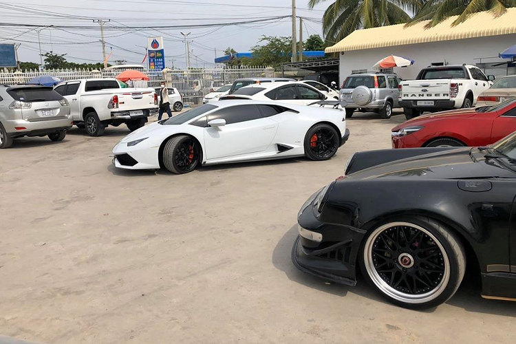 Chiếc xe thể thao Porsche 930 Turbo độ này có lý lịch từ Nhật Bản trước khi được vận chuyển đến nước Mỹ và giờ đây được một người chuyên nhập xe tại Việt Nam mang về Campuchia. Những thông tin từ một đại lý ở Mỹ rao bán cho thấy, chiếc Porsche 930 Turbo mới ra biển số "CoVi.19" đã được độ lại tất tần tật.