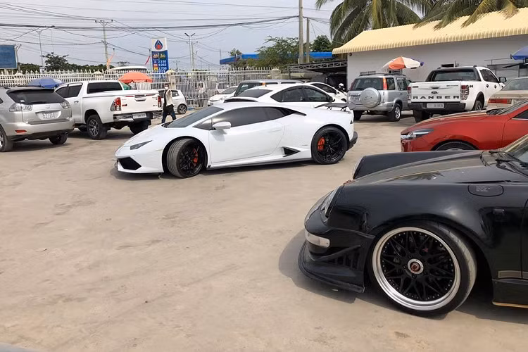 Chiếc xe thể thao Porsche 930 Turbo độ này có lý lịch từ Nhật Bản trước khi được vận chuyển đến nước Mỹ và giờ đây được một người chuyên nhập xe tại Việt Nam mang về Campuchia. Những thông tin từ một đại lý ở Mỹ rao bán cho thấy, chiếc Porsche 930 Turbo mới ra biển số "CoVi.19" đã được độ lại tất tần tật.