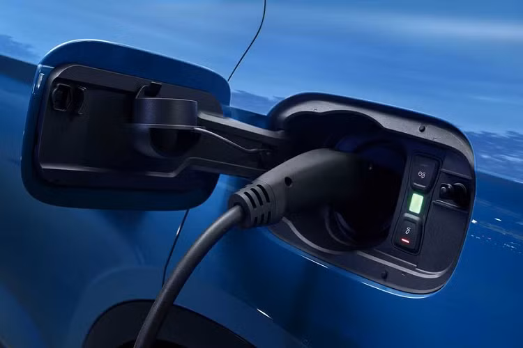 Về hệ thống điện, một phần pin lithium-ion mang công suất 14,1 Kwh được sử dụng tương tự như trên chiếc sedan A8. Tuy sở hữu mức điện áp thấp hơn với 381 volt, mẫu xe CUV Audi Q5 mới vẫn có có thể di chuyển khoảng 35,5 km bằng năng lượng điện. Tuy nhiên, bạn không nên kỳ vọng quá nhiều vào con số trên khi di chuyển trong điều kiện lạnh giá hoặc khi “lạm dụng” hệ thống điều hòa.