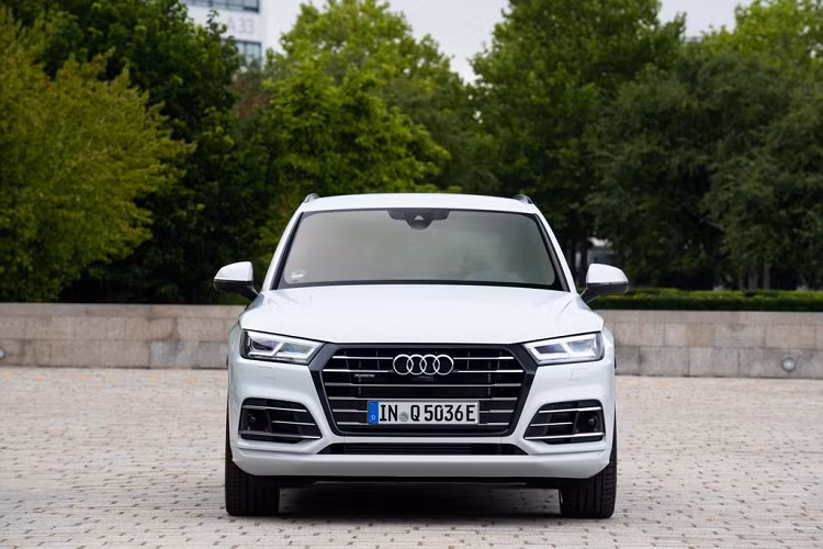 Về chi tiết, bản tiêu chuẩn Premium xuất hiện với phần bánh xe hợp kim kích thước 18-inch thiết kế hình tuabin, một nội thất với giao diện Audi smartphone tích hợp Android Auto và Apple CarPlay, hệ thống cảm biến tiêu chuẩn của Audi, hỗ trợ khi di chuyển trong thành phố, cũng như hệ thống MMI Radio và màn hình hiển thị thông tin – giải trí kích thước 7.0 inch.