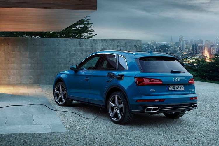 Tuy nhiên, trang bị còn thiếu trong danh sách này chính là cụm đồng hồ kỹ thuật số kiểu buồng lái ảo kích thước 12,3 inch – là một trang bị tiêu chuẩn trên phiên bản Premium Plus. Cuối cùng, phiên bản cao cấp nhất đi kèm với một loạt các trang bị “xịn sò” như Kiểm soát hành trình thích ứng hay màn hình hiển thị HUD.