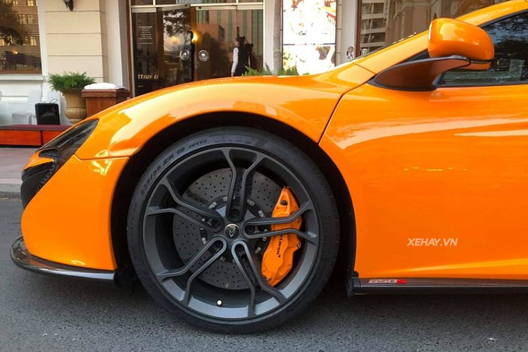 Phần mui xếp cứng bằng sợi carbon có thể mở trong 17 giây, thậm chí ngay cả khi nó đang chạy ở tốc độ dưới 30 km/h. Một số chi tiết khác ở phần ngoại thất như cản trước, ốp gương, hốc gió đặt ở hai bên hông và cuối cùng là cản sau đều được làm từ sợi carbon có trọng lượng nhẹ