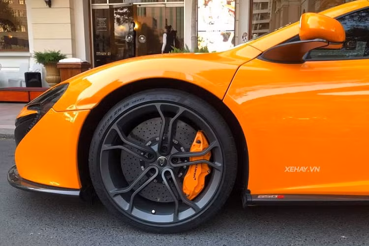 Phần mui xếp cứng bằng sợi carbon có thể mở trong 17 giây, thậm chí ngay cả khi nó đang chạy ở tốc độ dưới 30 km/h. Một số chi tiết khác ở phần ngoại thất như cản trước, ốp gương, hốc gió đặt ở hai bên hông và cuối cùng là cản sau đều được làm từ sợi carbon có trọng lượng nhẹ