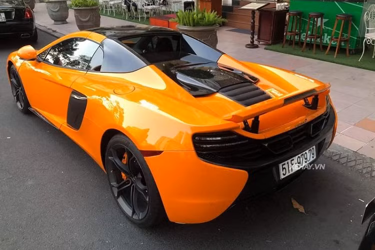 Thiết kế của McLaren 650S Spider mui trần được lấy cảm hứng từ McLaren MP4-12C với khung gầm bằng sợi carbon nguyên khối siêu bền và nhẹ. Phía trước xe là cụm đèn pha thiết kế tương tự như trên siêu xe P1 đem lại cái nhìn khỏe khoắn hơn cho xe, cụm đèn hậu chiếu sáng bằng hai dải LED khá độc đáo, cánh gió phía sau có thể điều chỉnh.