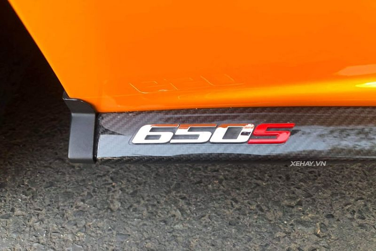 Xe sở hữu bộ mâm 5 chấu kép, sơn đen nhám kích thước lớn cùng cùm phanh đồng màu ngoại thất của xe. Trong khi đó, đuôi xe lại được lấy cảm hứng từ MP4-12C. Sau các sửa đổi, McLaren 650S Spider mui trần nặng hơn 40 kg so với bản coupe, bởi bù lại với phần mui cắt đi siêu xe cần được gia cố ở phần khung.