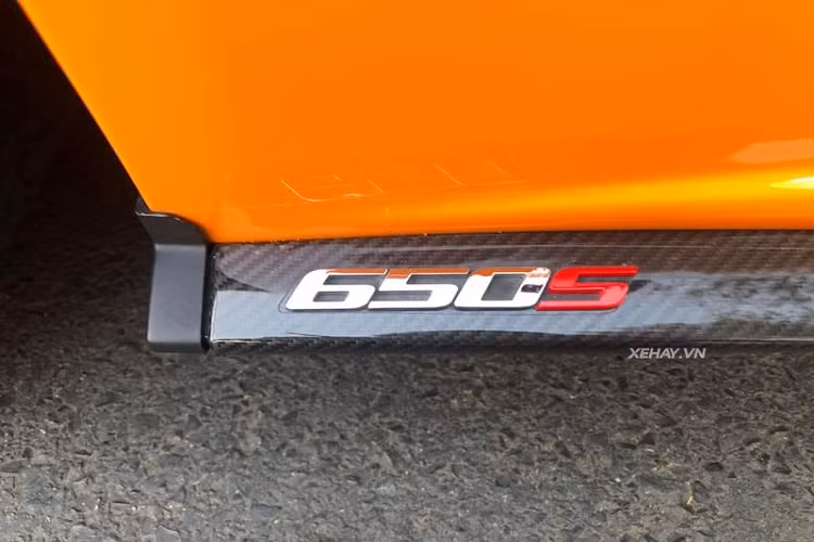 Xe sở hữu bộ mâm 5 chấu kép, sơn đen nhám kích thước lớn cùng cùm phanh đồng màu ngoại thất của xe. Trong khi đó, đuôi xe lại được lấy cảm hứng từ MP4-12C. Sau các sửa đổi, McLaren 650S Spider mui trần nặng hơn 40 kg so với bản coupe, bởi bù lại với phần mui cắt đi siêu xe cần được gia cố ở phần khung.