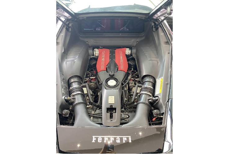 Hãng độ Liberty Walk cung cấp hai cánh gió đuôi cho siêu xe Ferrari 488 GTB bao gồm một cánh gió tầm thấp và một siêu cánh gió được gắn từ nửa đuôi xe kéo dài lên rất hầm hố. Tuy nhiên, cánh gió đuôi trên chiếc siêu xe Ferrari 488 GTB độ Liberty Walk độc nhất Việt Nam lại được chủ nhân lấy từ bản độ trước đó của xe là Novitec Rosso.