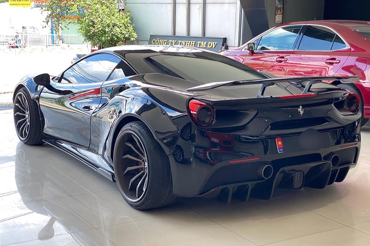 Động cơ trên siêu xe Ferrari 488 GTB kết hợp cùng hộp số 7 cấp theo kiểu xe đua F1, nhờ đó, mẫu siêu xe độ Liberty Walk chỉ mất khoảng thời gian 3 giây để tăng tốc lên 100 km/h từ vị trí xuất phát trước khi đạt vận tốc tối đa 330 km/h.
