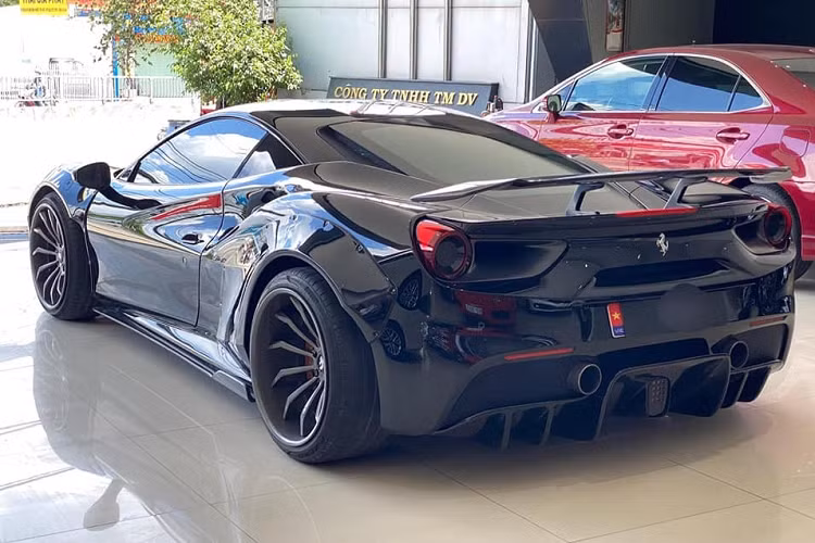 Động cơ trên siêu xe Ferrari 488 GTB kết hợp cùng hộp số 7 cấp theo kiểu xe đua F1, nhờ đó, mẫu siêu xe độ Liberty Walk chỉ mất khoảng thời gian 3 giây để tăng tốc lên 100 km/h từ vị trí xuất phát trước khi đạt vận tốc tối đa 330 km/h.